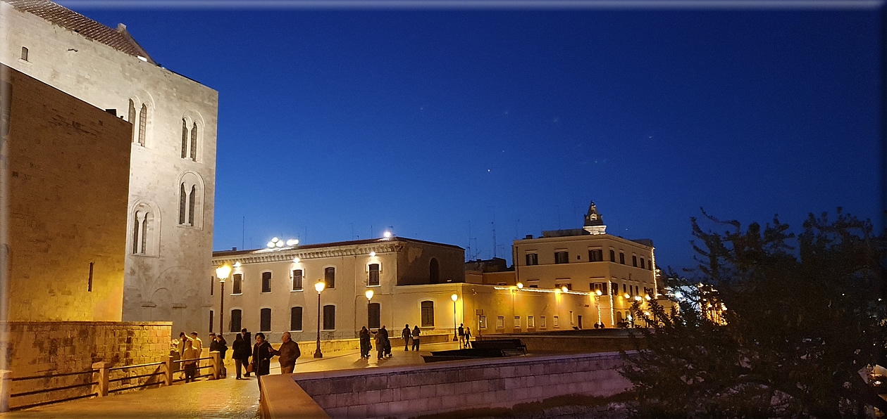 foto Bari di notte